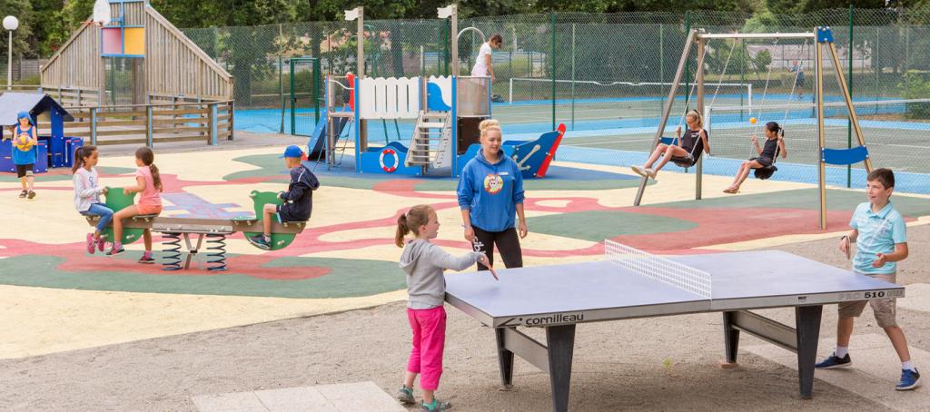 Ping Pong et air de jeux au camping Les Pierres Couchées