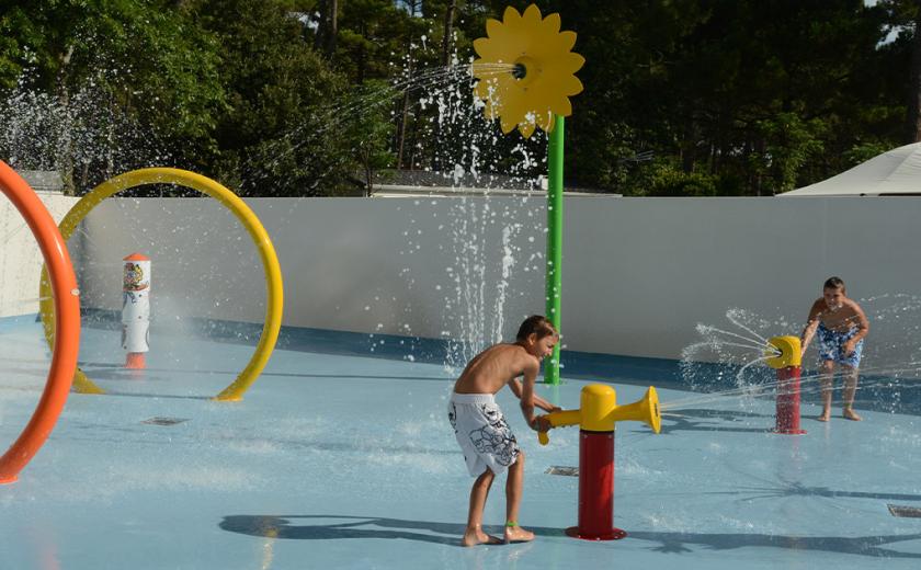 Jeux d'eau au camping Les Embruns