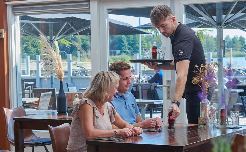 Famille au restaurant du camping de Meerwijck aux Pays-Bas